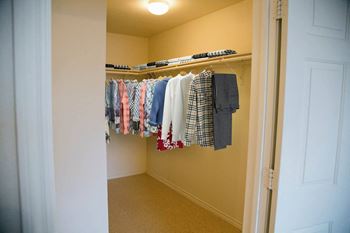 Madison Pointe_Model Apartment Closet